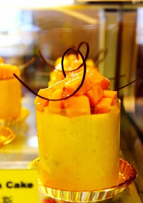 close-up-served-mango-juice_1608763-182