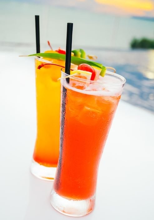 ice-drinking-cocktails-glass_1203-9344