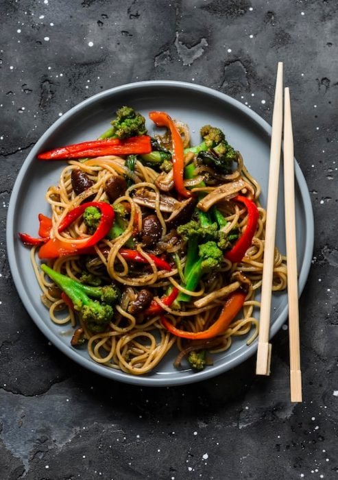 vegetarian-lunch-noodles-with-vegetable-stir-fry-teriyaki-sauce-dark-background-top-view-asian-style-food_624178-1845